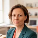 Marlise Schiegl, Medienwissenschaftlerin, in einem hellen Wiener Arbeitsraum